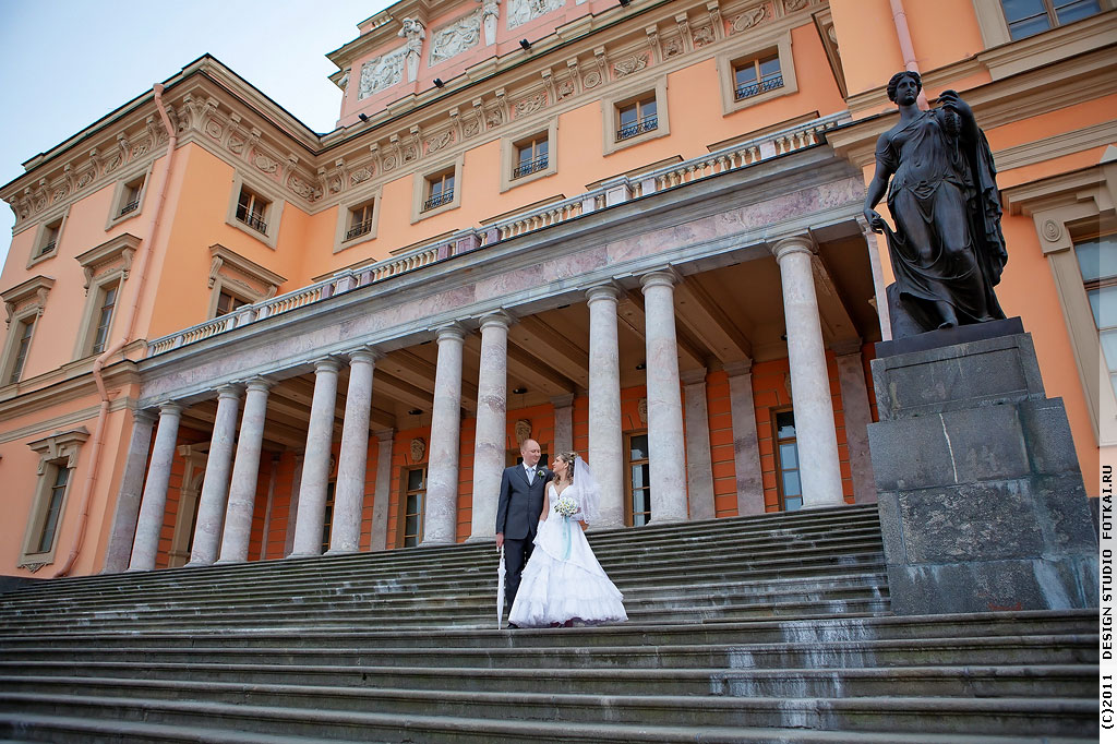 Адрес: Санкт-Петербург, улица Садовая, 2.

Станции метро: «Невский проспект», «Гостиный двор».

Стоимость билетов: для взрослого — 600 RUB (это комплекс дворцов), для школьников и пенсионеров — 300 RUB, дошколята проходят бесплатно.