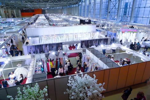 Выставка будет проходить как выставка-ярмарка. Влюбленные решившие  принять участие в мероприятии получат исчерпывающую информацию по все возможным вариантам проведения их долгожданного события. Смогут принять участие в розыгрышах, получить различные подарки и скидки на свое торжество. 